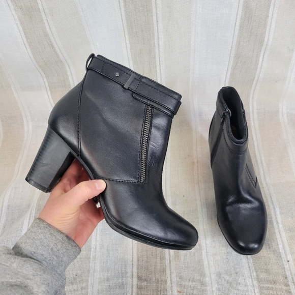 Clarks Leather‎ Ankle Boots Booties Black Size 8 Heels - Picture 1 of 9